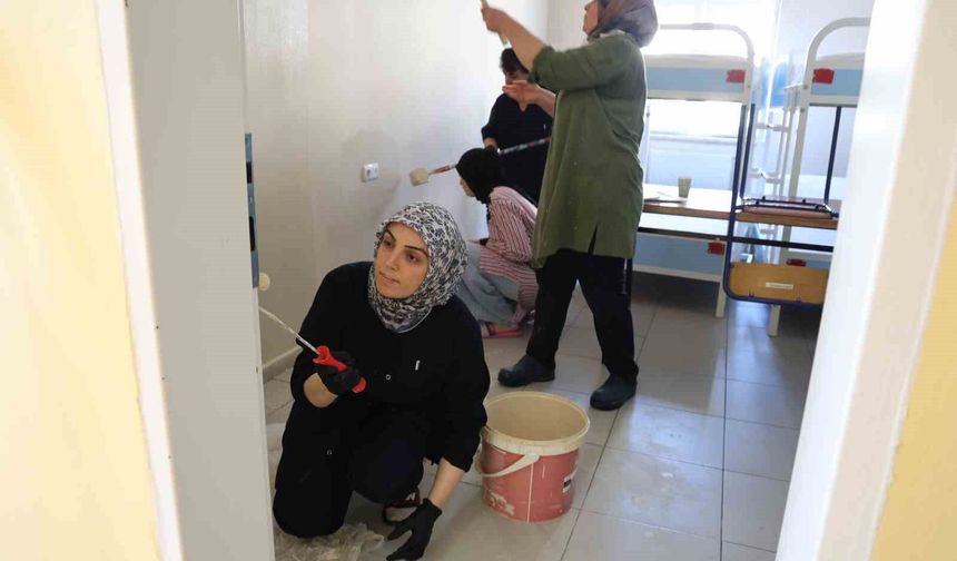 FEDAKAR ÖĞRETMENLER TATİLDE OKULU YENİ DÖNEME HAZIRLIYOR