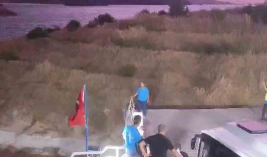 FERİBOT İSKELESİNDE FIRTINA