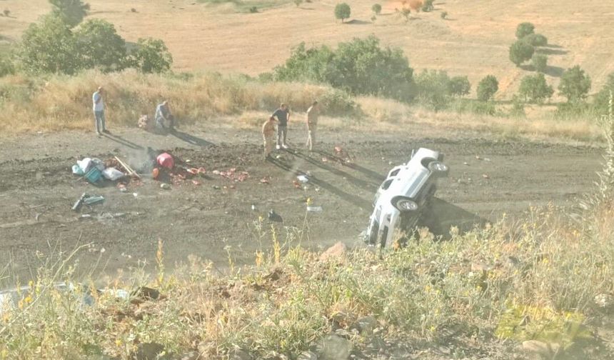 KAMYONET ŞARAMPOLE YUVARLANDI