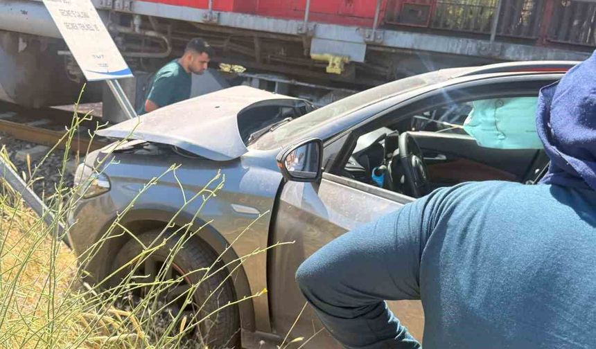 MANZARAYI ÇEKERKEN TREN KAZASINI KAYDETTİ