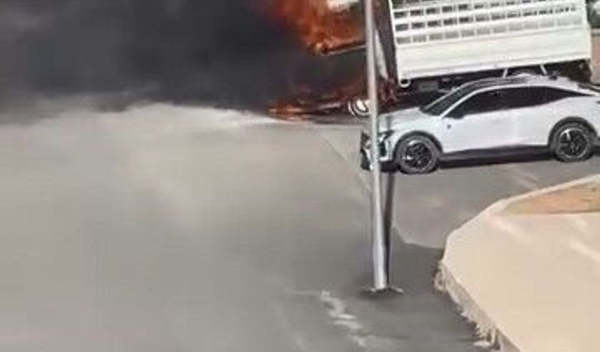 PİKAP ALEV TOPUNA DÖNDÜ