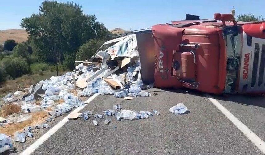 SU YÜKLÜ TIR YAN YATTI