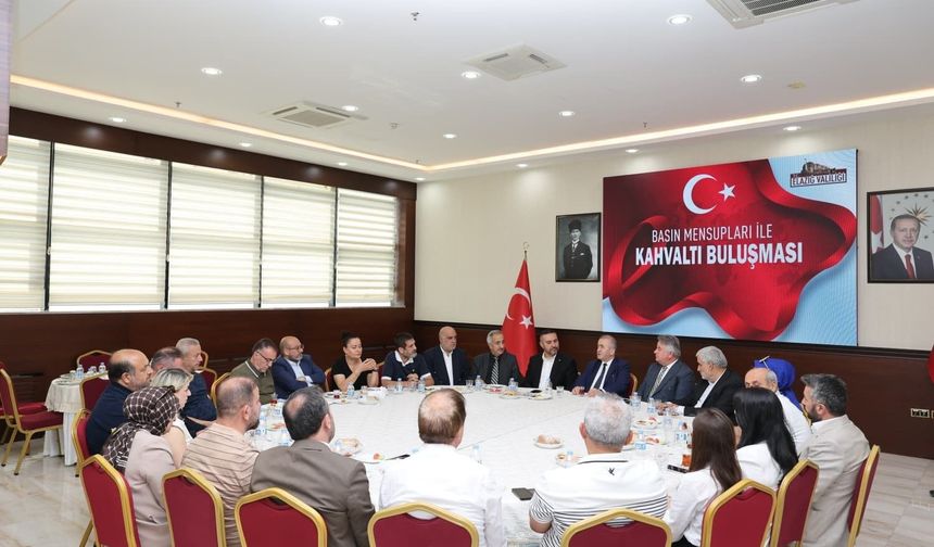 VALİ HATİPOĞLU GAZETECİLERLE BİR ARAYA GELDİ