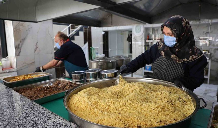 300 İHTİYAÇ SAHİBİNE HER GÜN SICAK YEMEK