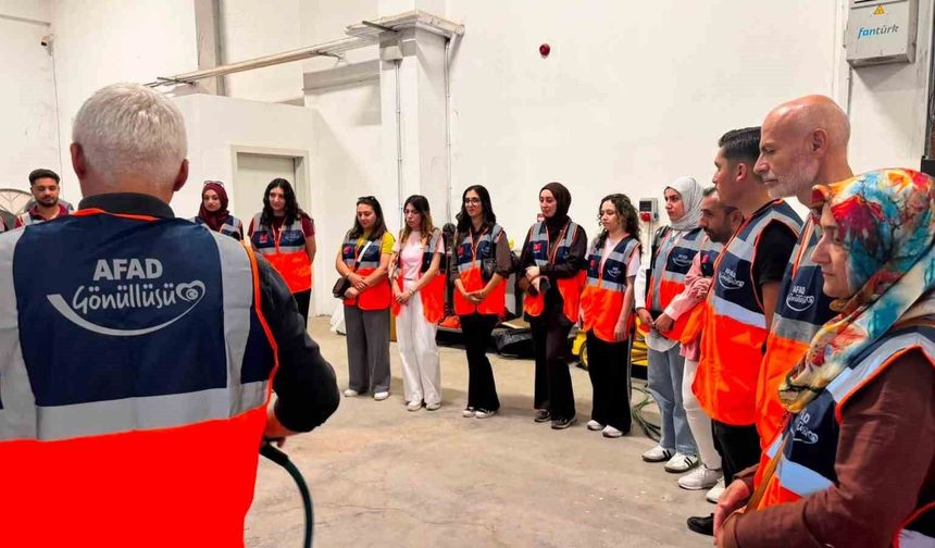 AFAD GÖNÜLLÜLERİNE HAFİF ARAMA VE KURTARMA EĞİTİMİ