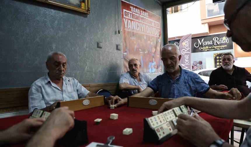 BU KAHVEHANEDE MASA YANCILARI AYRI MASADA OTURUYOR
