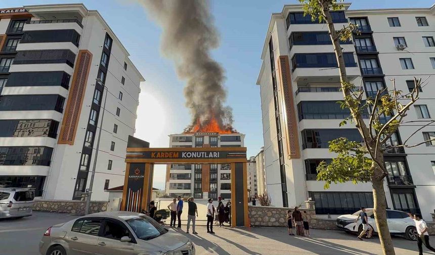 ÇATI YANGINI KORKUTTU