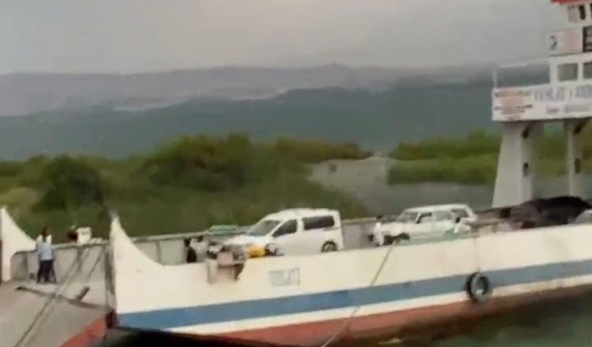 FIRTINA FERİBOTUN İSKELEYE YANAŞMASINA İZİN VERMEDİ