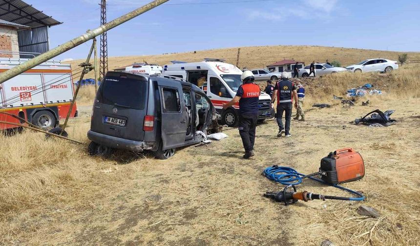 HAFİF TİCARİ ARAÇ TARLAYA UÇTU