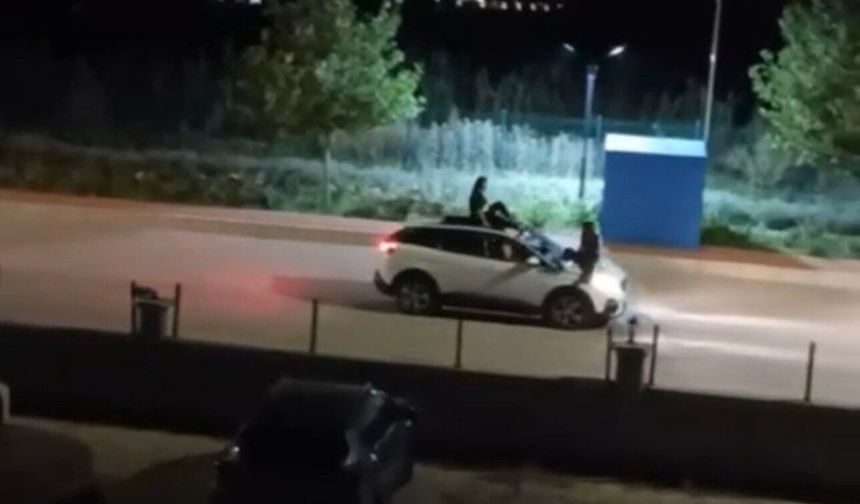 İKİ KADININ SEYİR HALİNDEKİ ARAÇ ÜSTÜNDE TEHLİKELİ YOLCULUĞU