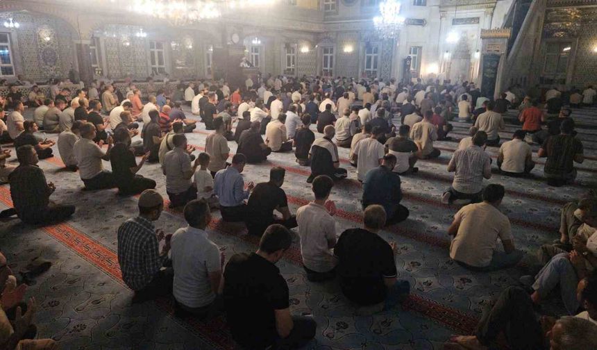 MEVLİD KANDİLİNDE CAMİLER DOLDU TAŞTI