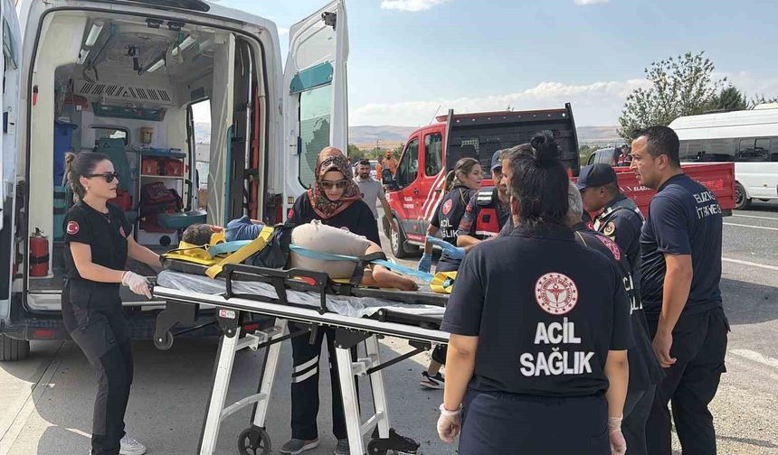 MİNİBÜS İLE HAFİF TİCARİ ARAÇ ÇARPIŞTI