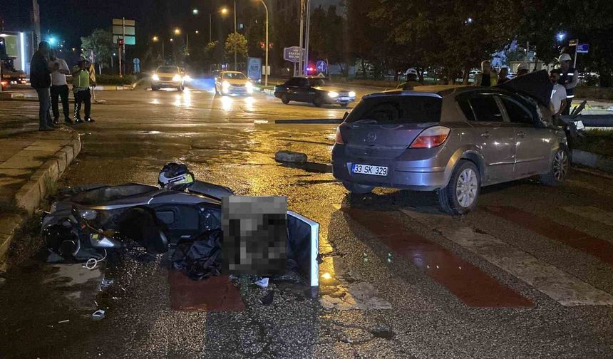 MOTOSİKLETLE ÇARPIŞAN OTOMOBİL DİREĞİ YIKTI