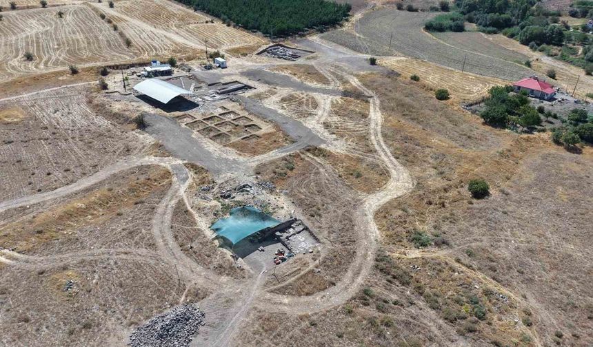 MOZAİĞİN ARDINDAN DEV YERLEŞİM GÜN YÜZÜNE ÇIKTI