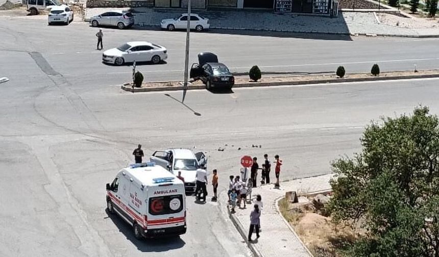 OTOMOBİLLER ÇARPIŞTI