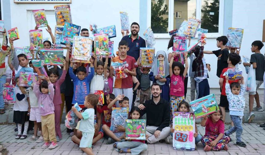 ROJİN KABAİŞ ANISINA, ÇOCUKLARA OYUNCAK DAĞITILDI