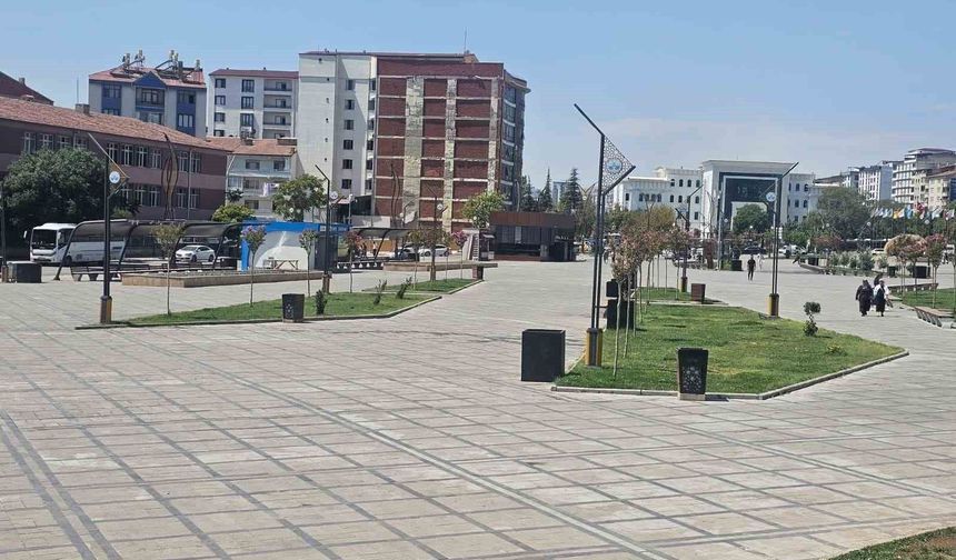 SICAKLAR CADDE VE SOKAKLARI TENHALAŞTIRDI