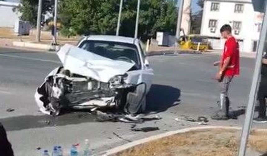 TRAFİK KAZASINDA 2 KİŞİ YARALANDI