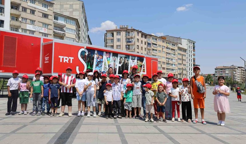 TRT SİNEMA TIRI ELAZIĞLI ÇOCUKLARA SİNEMA KEYFİ YAŞATTI
