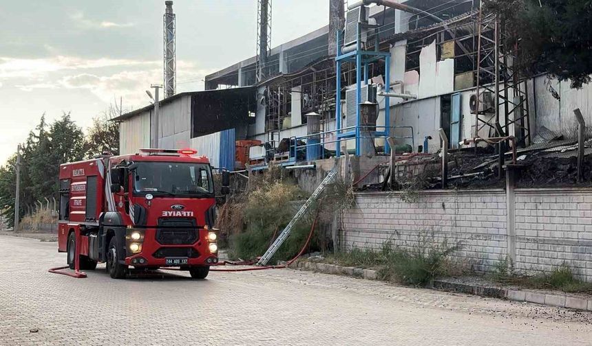 YALITIM FABRİKASINDA ÇIKAN YANGIN 3,5 SAATLİK ÇALIŞMAYLA SÖNDÜRÜLDÜ