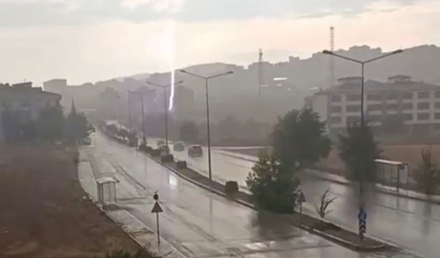 YILDIRIMIN DÜŞME ANI KAMERADA