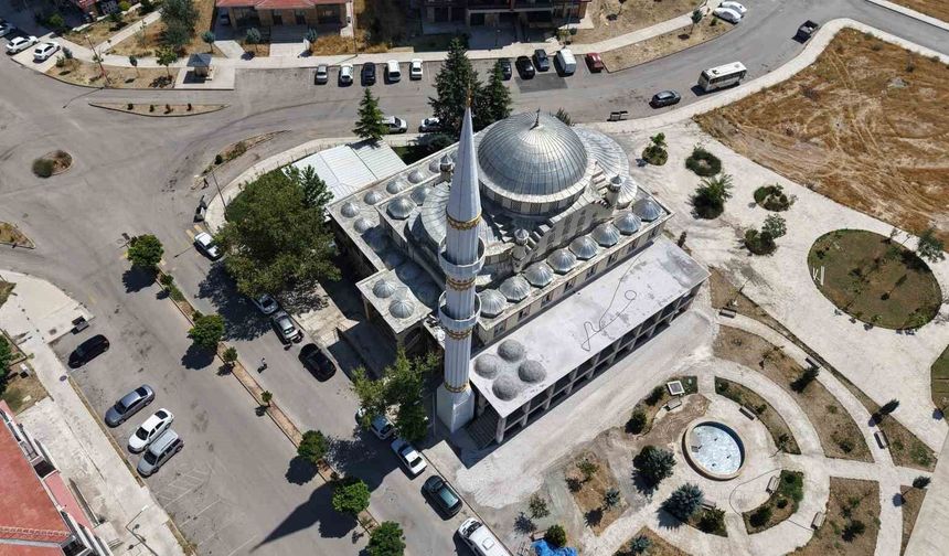 YILDIRIMIN YIKTIĞI MİNARE YENİDEN İNŞA EDİLDİ