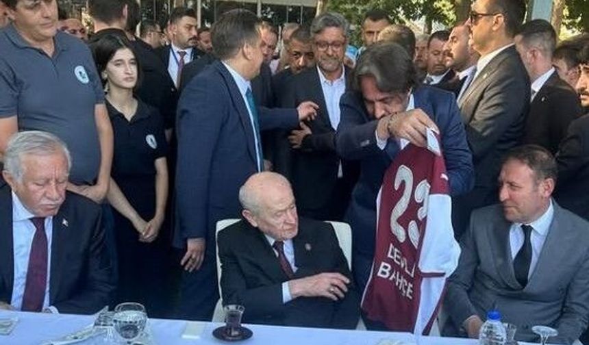 PROF. DR. BAYRAM TOSUN, DEVLET BAHÇELİ'YE ELAZIĞSPOR FORMASI HEDİYE ETTİ