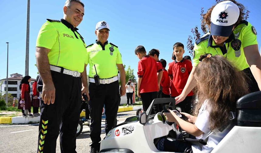 ÇOCUKLARA TRAFİK KURALLARI ÖĞRETİLDİ
