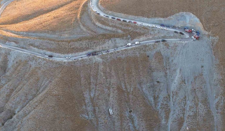 İŞÇİLERİ TAŞIYAN MİNİBÜS UÇURUMA YUVARLANDI
