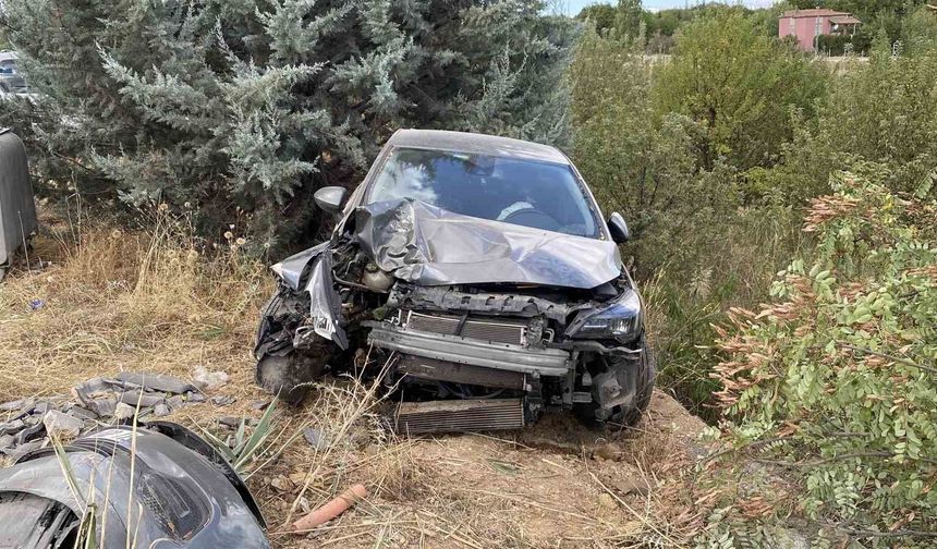 OTOMOBİL AĞACA ÇARPTI: 4 YARALI