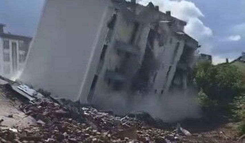 AĞIR HASARLI BİNA, TEK DOKUNUŞLA YIKILDI