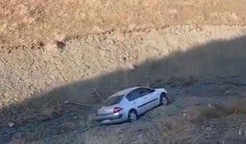 EL FRENİ ÇEKİLMEYEN ARAÇ DERE YATAĞINA DÜŞTÜ