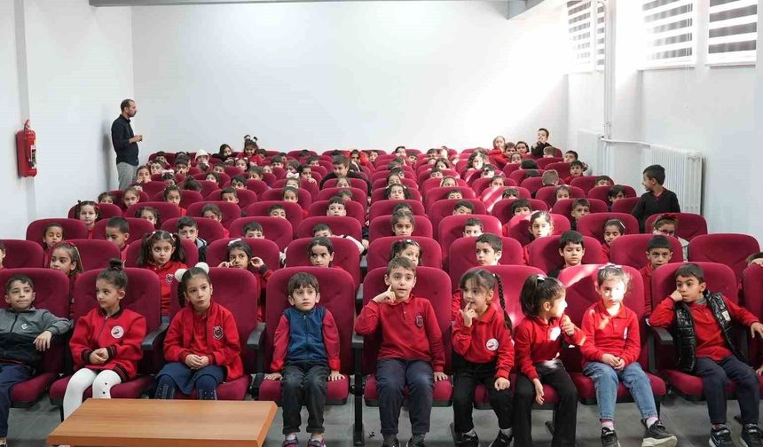 ELAZIĞ BELEDİYESİ ÖĞRENCİLERİN YANINDA