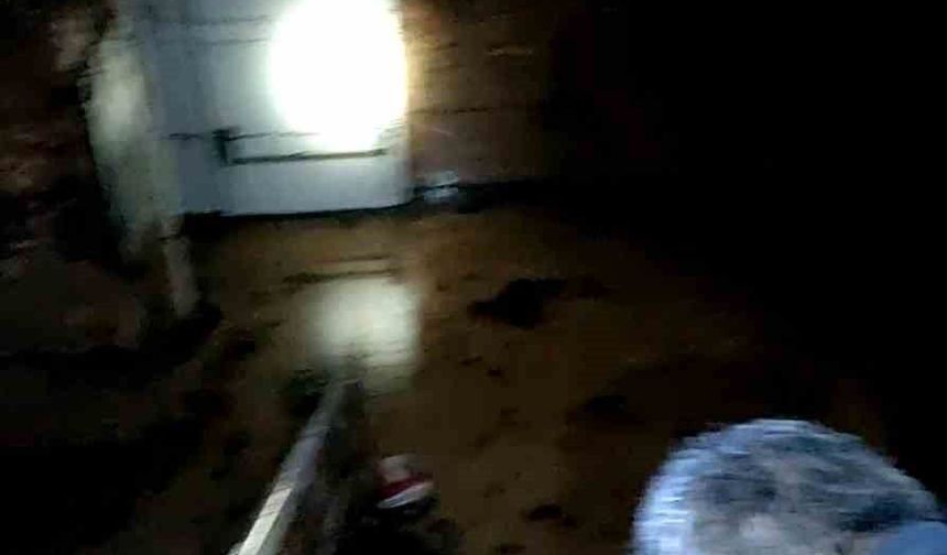 ELAZIĞ İTFAİYESİ, YAĞIŞTAN DOLAYI 7 SAATTİR ARALIKSIZ SU ÇEKİYOR