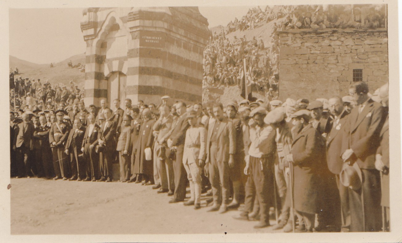 01-FOTO-1- ESKİTME GİBİ BİRAZ SİYAHLAŞTIR- Maden Cumhuriyet Meydanı
