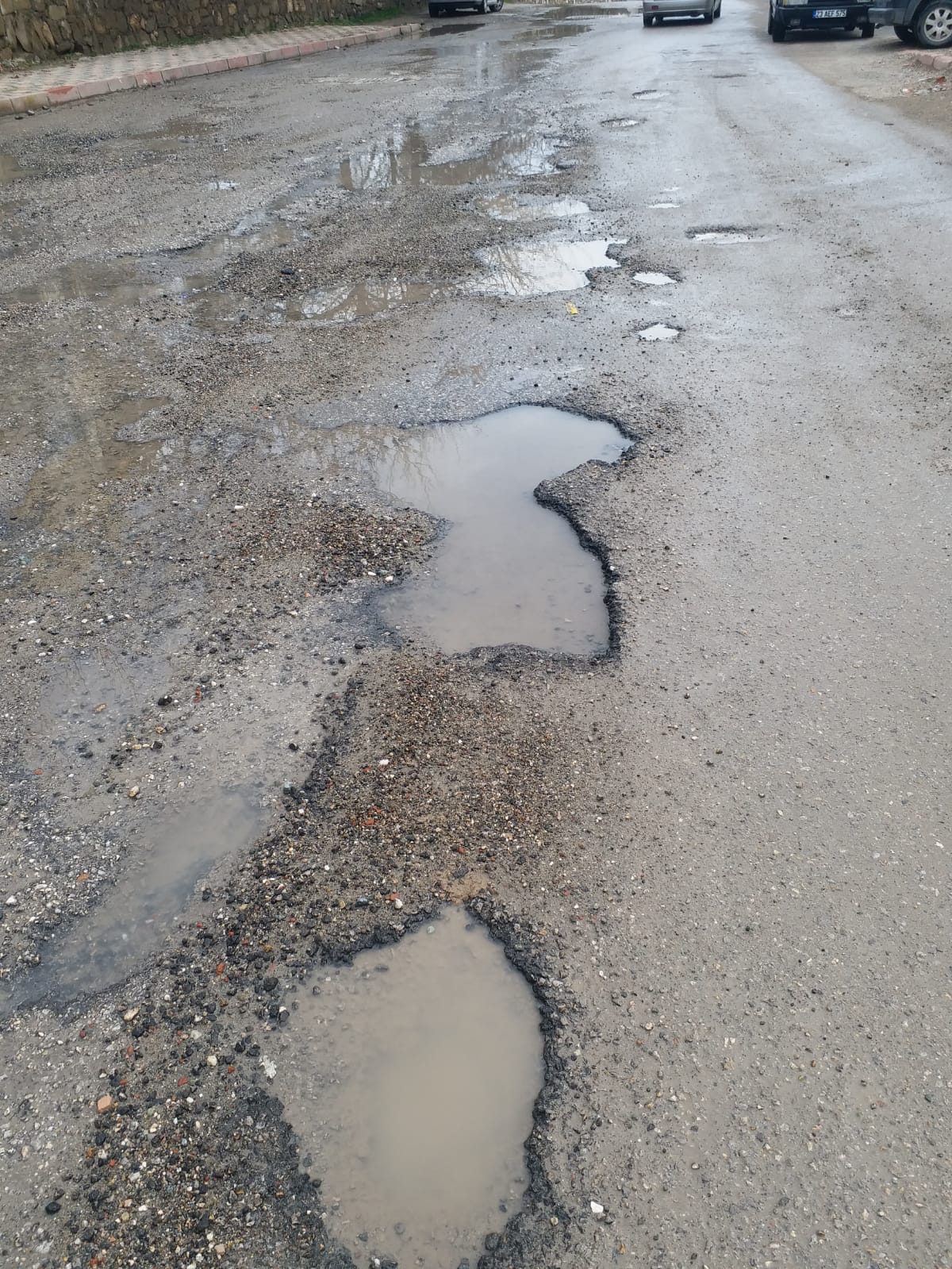 11 Elaziğ'da Yollar Araçlari Çürütüyor (3)