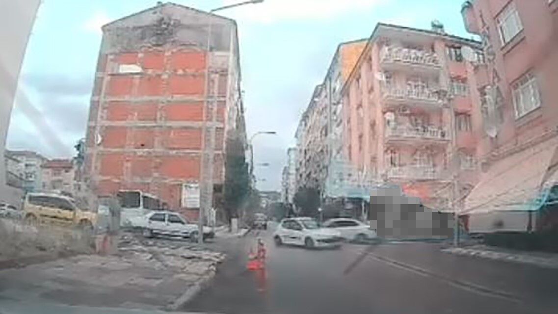 İKİ OTOMOBİL ÇARPIŞTI