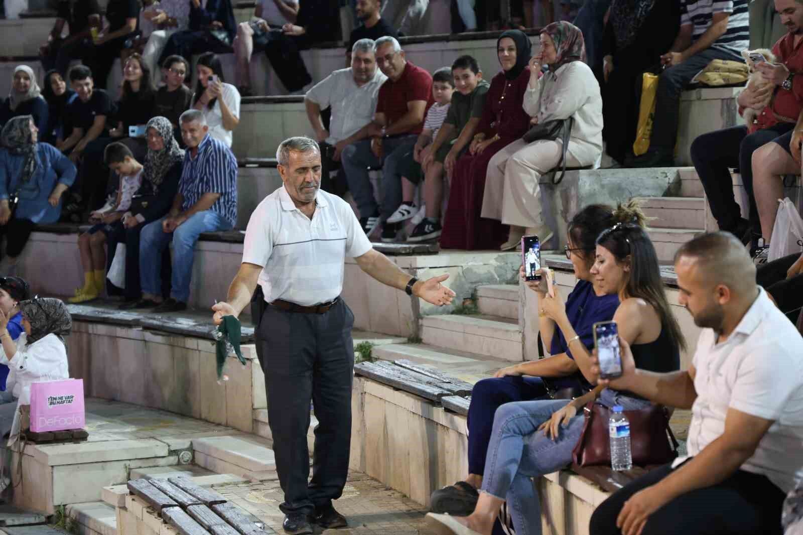 VASİYETİNİ 54 YILDIR HALAY ÇEKEREK YAŞATIYOR