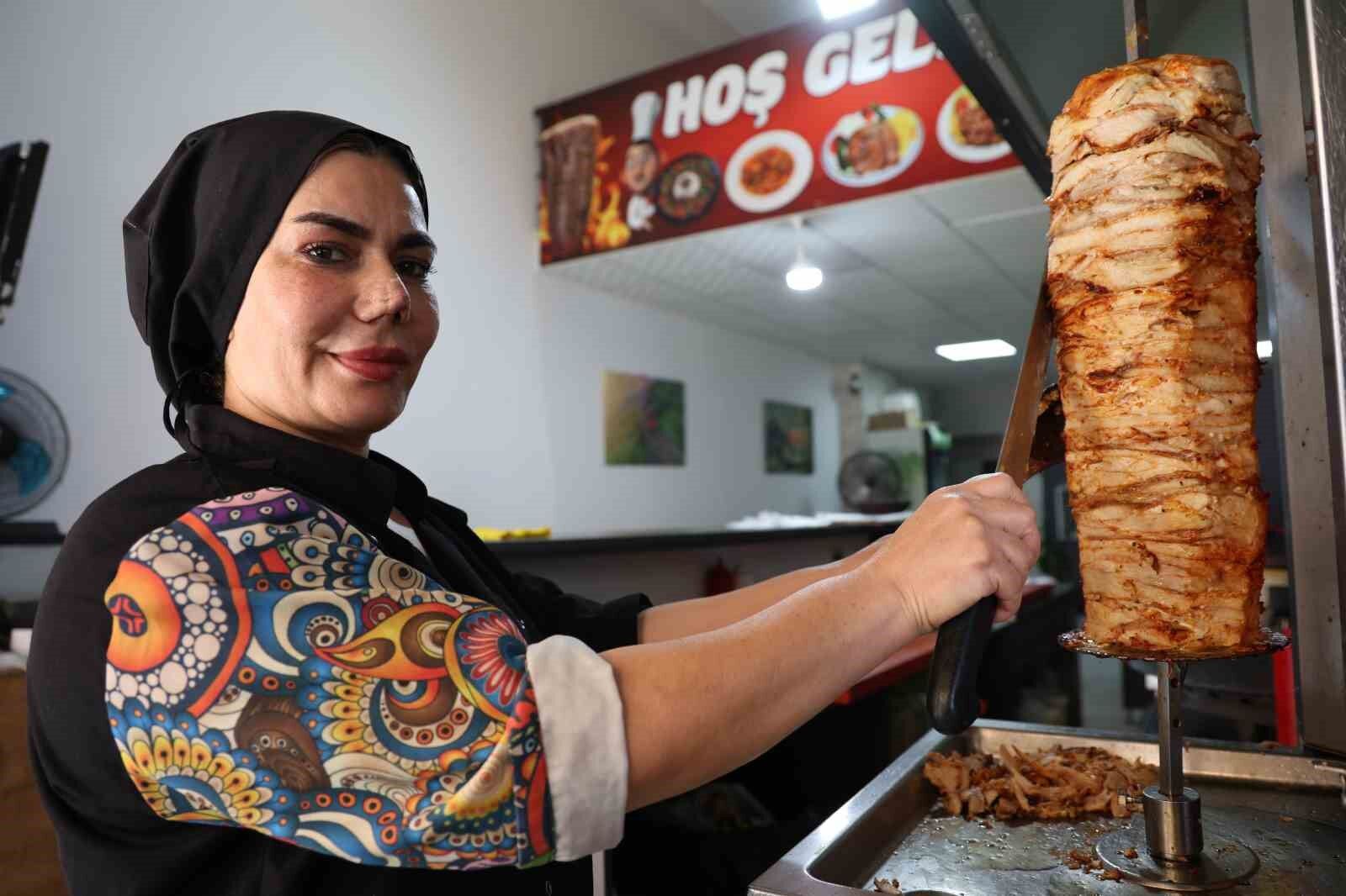 İKİ ÇOCUK ANNESİ GİRİŞİMCİ KADIN TEZGAH BAŞINA GEÇTİ