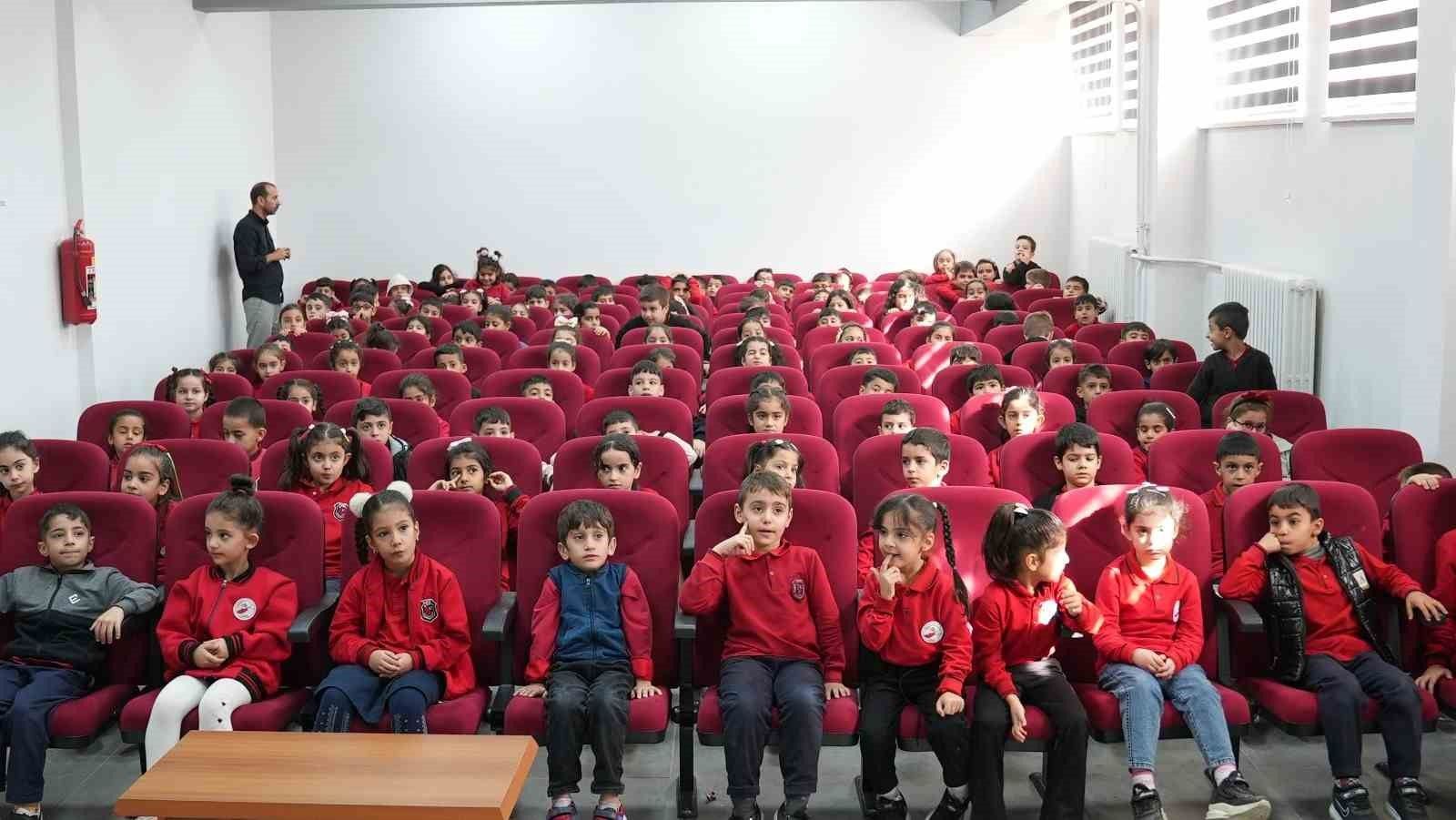 ELAZIĞ BELEDİYESİ ÖĞRENCİLERİN YANINDA