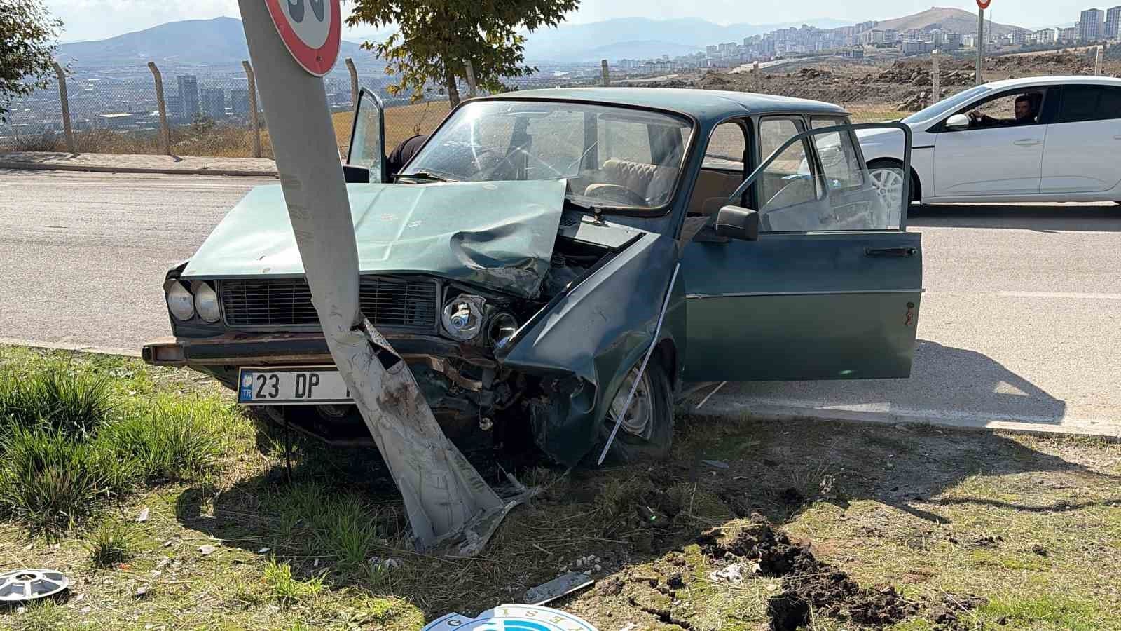 OTOMOBİL AYDINLATMA DİREĞİNE ÇARPTI